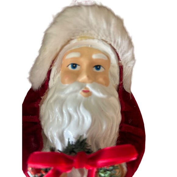 Vintage Santa Claus Figurine Holding Wreath Christmas Decor - Picture 8 of 8
